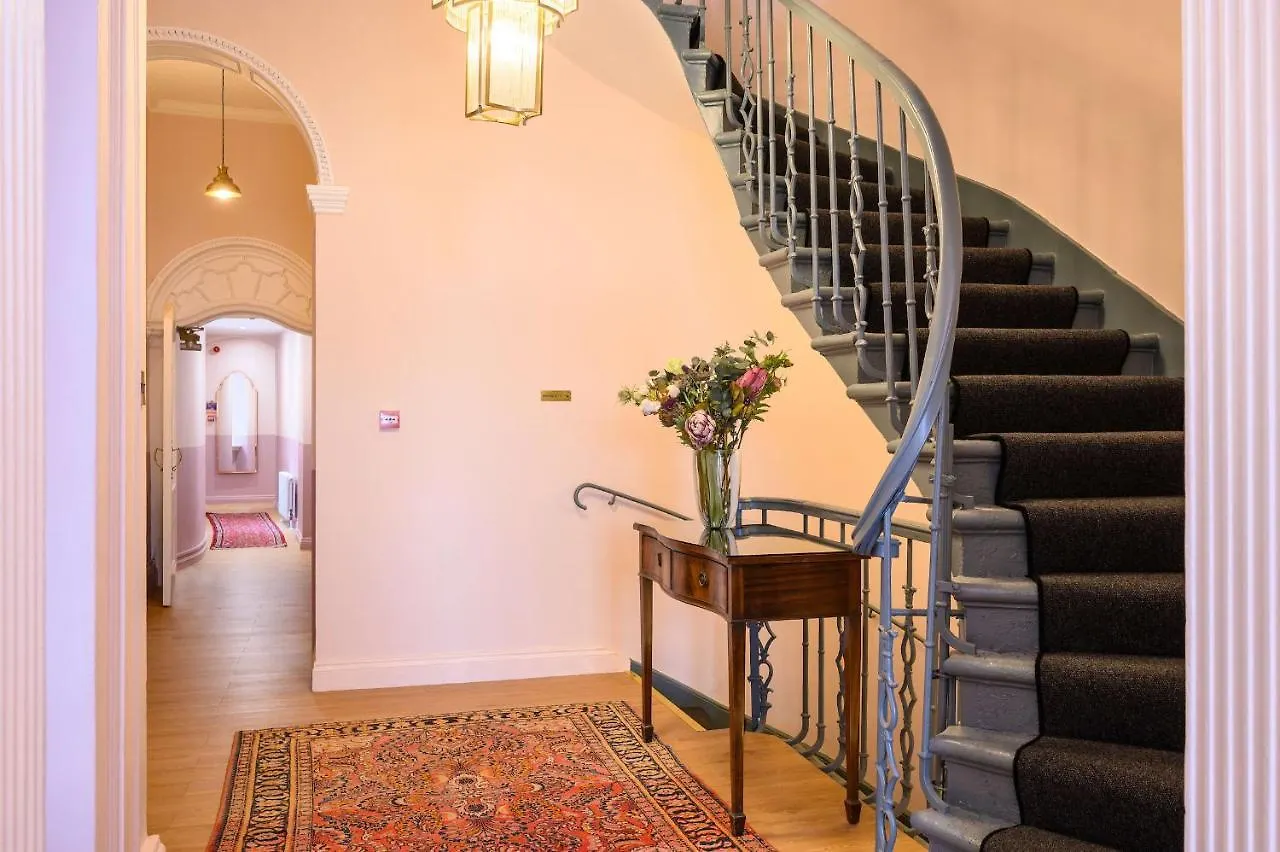 Super King Ground Floor Suite Edinburgh Inn